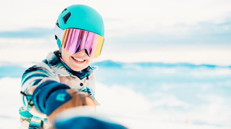 暖かいスキーウェアの選び方｜最新トレンドとエコ素材の活用法